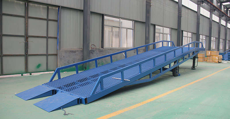 移動(dòng)式液壓登車(chē)橋